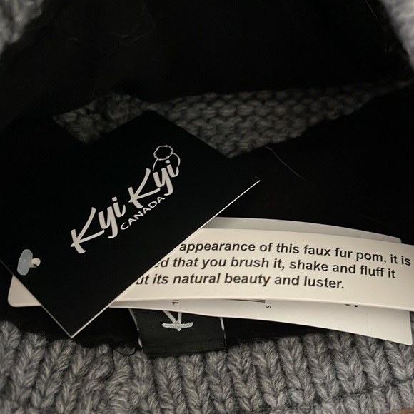 Kyi Kyi Canada Icon Beanie Faux Fur Pom Fleece Lined Charcoal Gray - Picture 5 of 5